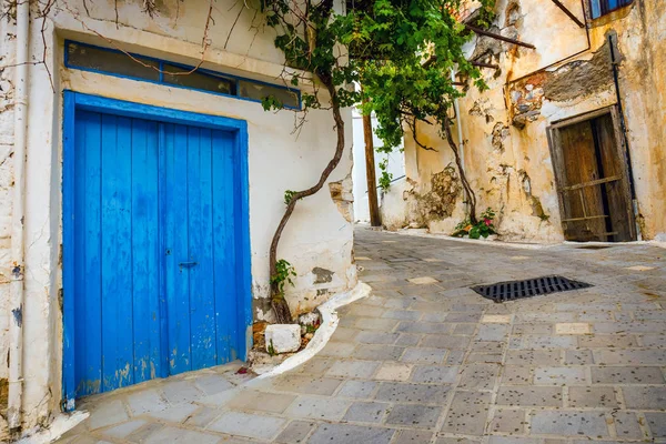 Strada stretta nel villaggio di Kritsa vicino ad Agios Nikolaos, Creta, Grecia — Foto Stock