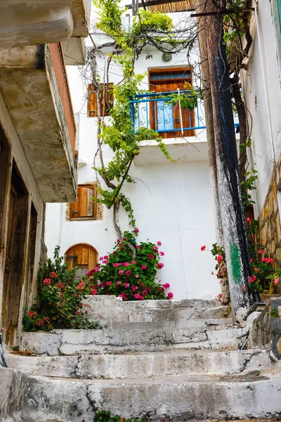 Rua estreita na aldeia de Kritsa perto de Agios Nikolaos, Creta, Grécia — Fotografia de Stock