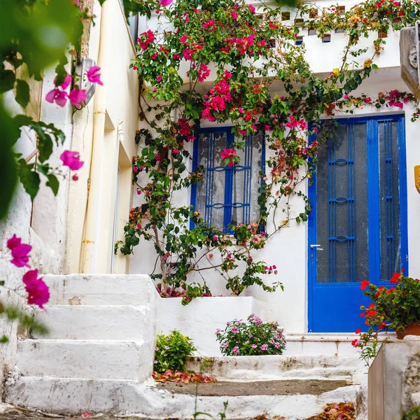 Rua estreita na aldeia de Kritsa perto de Agios Nikolaos, Creta, Grécia — Fotografia de Stock