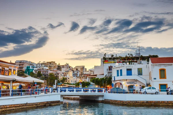 Agios Nikolaos, Crete, Görögország - 2017. június 08.: Agios Nikolaos város nyári estén. Agios Nikolaos egyike a legtöbb turisztikai városok a kréta, Görögország. — Stock Fotó