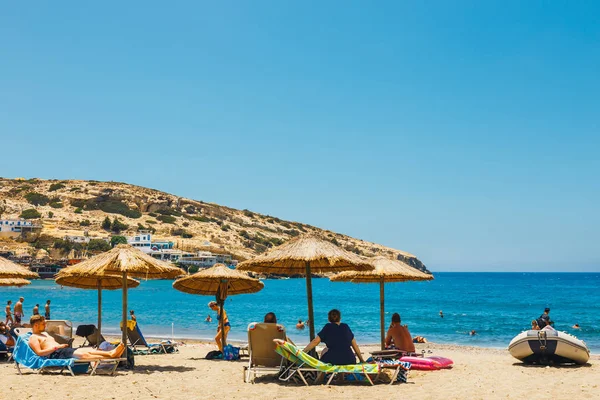 Girit Adası, Yunanistan, 09 Haziran 2017: Panorama Matala plaj. Mağara buzlu bir Roma mezarlık kullanılan ve 70 's on yıl yaşam--dan tüm dünyada, Girit, Yunanistan hippiydi — Stok fotoğraf