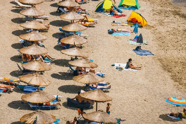 Betoninsel, Griechenland, 9. Juni 2017: Blick auf den Matala-Strand. Höhlen auf den Felsen wurden als römischer Friedhof genutzt und in den 70er Jahren lebten Hippies aus aller Welt, Beton, Griechenland — Stockfoto