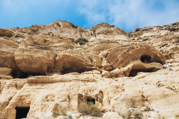 Ostrov Kréta, Řecko, 09 června 2017: Panorama Matala beach. Jeskyně ve skalách byly použity jako římský hřbitov a na deset let sedmdesátých let byly živé hippies z celého světa, Kréta, Řecko — Stock fotografie