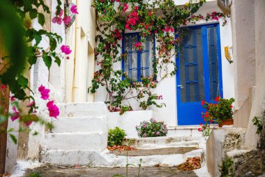 Dar sokakta Kritsa Köyü yakınındaki Agios Nikolaos, Crete, Yunanistan