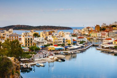 Agios Nikolaos, Girit, Yunanistan - 08 Haziran 2017: Agios Nikolaos kasaba yaz akşam. Agios Nikolaos adada Crete, Yunanistan en turistik kentlerinden biridir.