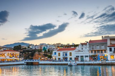Agios Nikolaos, Girit, Yunanistan - 08 Haziran 2017: Agios Nikolaos kasaba yaz akşam. Agios Nikolaos adada Crete, Yunanistan en turistik kentlerinden biridir.