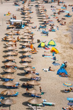 Girit Adası, Yunanistan, 09 Haziran 2017: Panorama Matala plaj. Mağara buzlu bir Roma mezarlık kullanılan ve 70 's on yıl yaşam--dan tüm dünyada, Girit, Yunanistan hippiydi