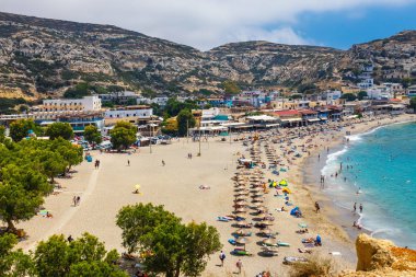 Girit Adası, Yunanistan, 09 Haziran 2017: Panorama Matala plaj. Mağara buzlu bir Roma mezarlık kullanılan ve 70 's on yıl yaşam--dan tüm dünyada, Girit, Yunanistan hippiydi