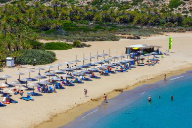 Girit Adası, Yunanistan, 11 Haziran 2017: Vai ünlü kumsalda güzel palm orman east Crete, Yunanistan