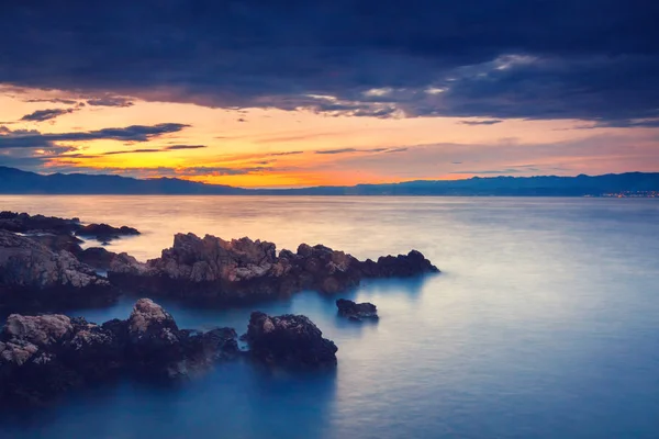 Цветной закат над морем — стоковое фото