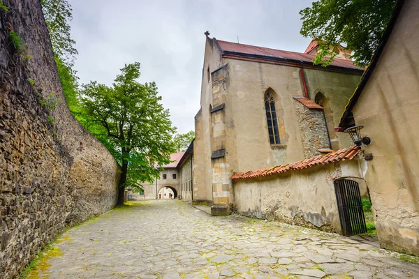 Ünlü kırmızı Manastırı Cerveny Klastor adı verilen Pieniny dağlarda, Slovakya