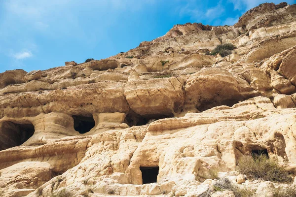 Matala のビーチ。岩の洞窟ローマの墓地として使用され、70 年代の 10 年間であったクレタ島、ギリシャ、世界中から生活ヒッピー — ストック写真