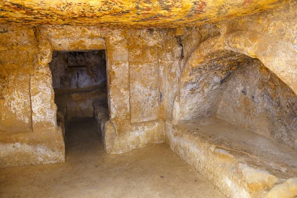 Plage de Matala. Grottes sur les rochers ont été utilisés comme cimetière romain et à la décennie des années 70 étaient des hippies vivants de partout dans le monde, Crète, Grèce — Photo