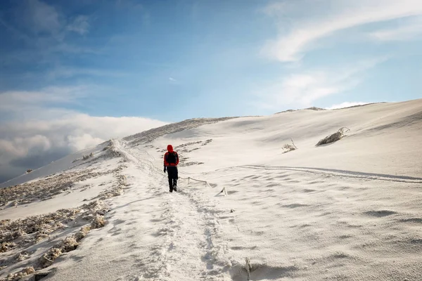 Mountain hiker in bad weather during winter — Stock Photo, Image