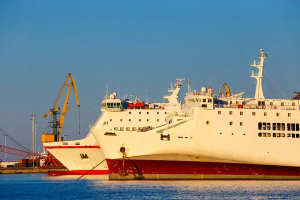 Het schip in de zee haven van Heraklion op Kreta – Griekenland — Stockfoto