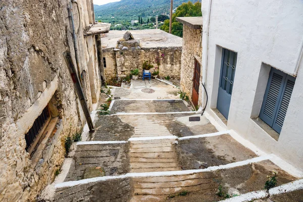 Enge straße im dorf kritsa in der nähe von agios nikolaos, beton, griechenland — Stockfoto