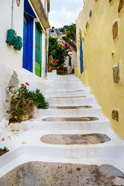 Calle estrecha en el pueblo de Kritsa cerca de Agios Nikolaos, Creta, Grecia —  Fotos de Stock