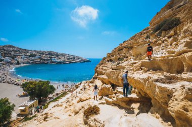 Girit Adası, Yunanistan, 09 Haziran 2017: Panorama Matala plaj. Mağara buzlu bir Roma mezarlık kullanılan ve 70 's on yıl yaşam--dan tüm dünyada, Girit, Yunanistan hippiydi