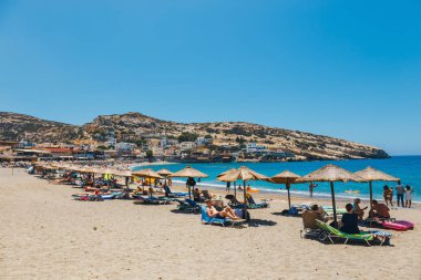 Girit Adası, Yunanistan, 09 Haziran 2017: Panorama Matala plaj. Mağara buzlu bir Roma mezarlık kullanılan ve 70 's on yıl yaşam--dan tüm dünyada, Girit, Yunanistan hippiydi