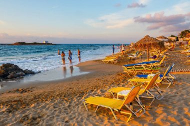 Malia, Girit Adası, Yunanistan - 12 Haziran 2017: Görünümü güzel küçük Beach sırasında sunset yakınında Malia, Crete, Yunanistan