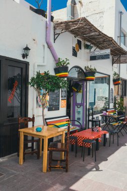 Coralejo, Fuerteventura Adası, İspanya - 03 Nisan 2017: Sokak görünümü Corralejo Bar ve Restoran liman ile