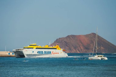 Corralejo, Fuertevetura Adası, İspanya - 01 Nisan 2017: Ufuk Corralejo bağlantı noktası ve bu tekneler