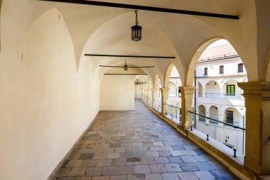 Pieskowa Skala, Polonya, 14 Mayıs 2017: Castle Pieskowa Skala Krakow, Polonya yakınındaki avluda