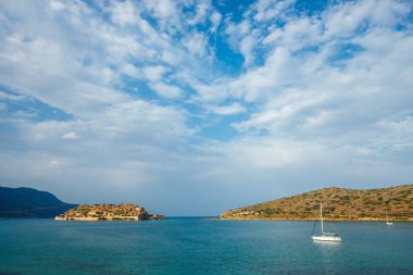 Spinalonga Island, Girit, Yunanistan Ortaçağ Kalesi antik kalıntıları görünümünü