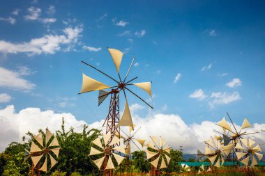 Lassithi Plato üzerinde turistik cazibe olarak kullanılan eski stil yel değirmenleri. Crete, Yunanistan