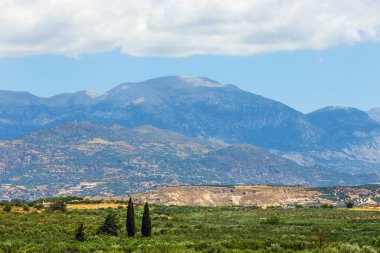 Güzel dağ manzarası ile zeytin ekimi, Girit Adası, Yunanistan