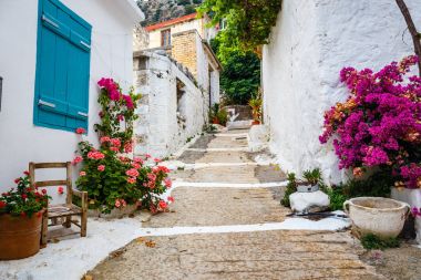 Dar sokakta Kritsa Köyü yakınındaki Agios Nikolaos, Crete, Yunanistan