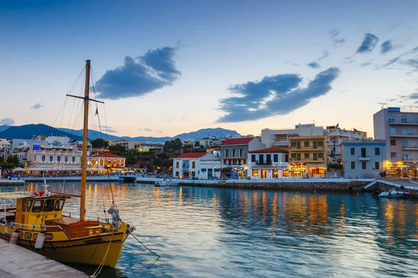 Agios Nikolaos, Girit, Yunanistan - 08 Haziran 2017: Agios Nikolaos kasaba yaz akşam. Agios Nikolaos adada Crete, Yunanistan en turistik kentlerinden biridir.