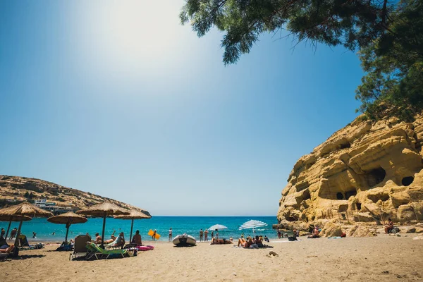 Girit Adası, Yunanistan, 09 Haziran 2017: Panorama Matala plaj. Mağara buzlu bir Roma mezarlık kullanılan ve 70 's on yıl yaşam--dan tüm dünyada, Girit, Yunanistan hippiydi