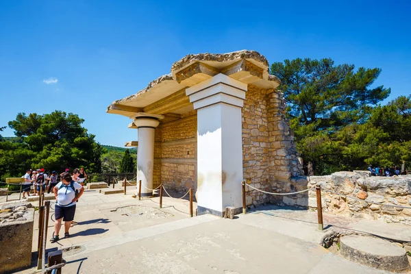 Knossos, Crète, 10 juin 2017 : Ruines pittoresques du palais minoen de Knossos. Le palais Knossos est le plus grand site archéologique de l'âge du bronze de Crète de la civilisation et de la culture minoennes. — Photo