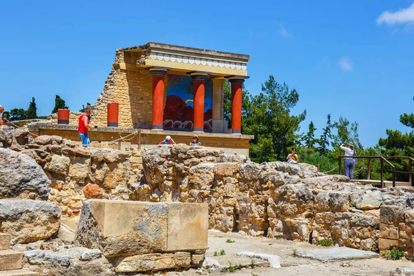 Knossos, Krety, 10 czerwca 2017: Malownicze ruiny miasta minojskiego pałacu w Knossos. Pałacu w Knossos jest największym archeologicznym epoki brązu na Krety minojskiej cywilizacji i kultury — Zdjęcie stockowe