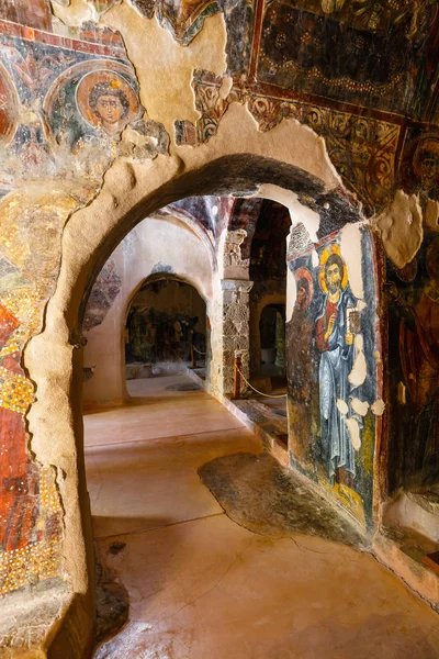 Kreta (Griekenland), 12 juni 2017: Interieur van de driebeukige Byzantijnse kerk Panagia Kera in het dorp Kritsa, Kreta, Griekenland — Stockfoto