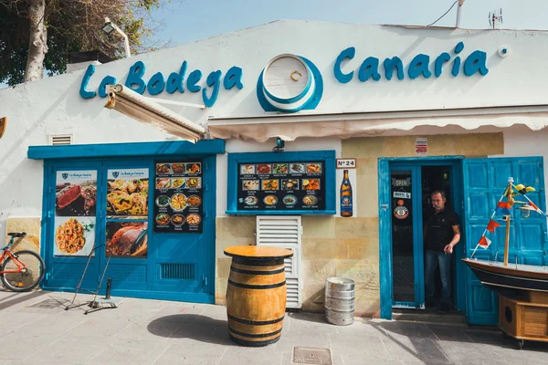 Coralejo, Fuerteventura Adası, İspanya - 03 Nisan 2017: Sokak görünümü Corralejo Bar ve Restoran liman ile — Stok fotoğraf