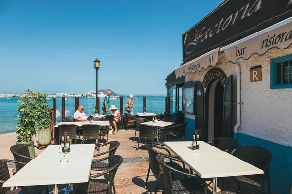 Coralejo, isla de Fuerteventura, España - 03 de abril de 2017: Vista de la calle de Corralejo con bares y restaurantes en el puerto —  Fotos de Stock