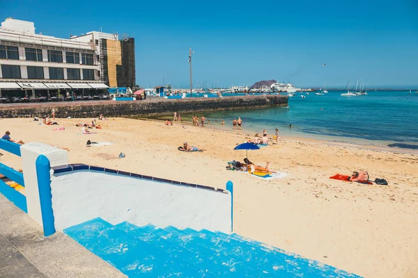 Corralejo, Furteventura, Spanje - 03 April 2017: Uitzicht op openbare strand in Corralejo met de poort op de achtergrond — Stockfoto