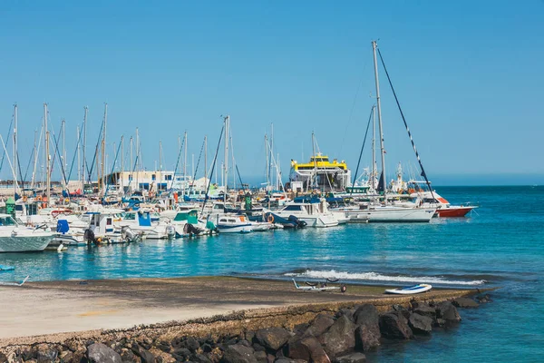 Corralejo, Fuertevetura острова, Іспанія - 01 квітня 2017: Панорамою Corralejo з порту і човни в ньому — стокове фото