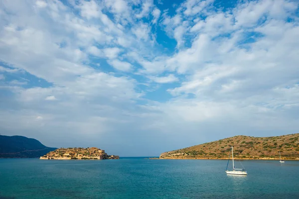 Spinalonga Island, Girit, Yunanistan Ortaçağ Kalesi antik kalıntıları görünümünü