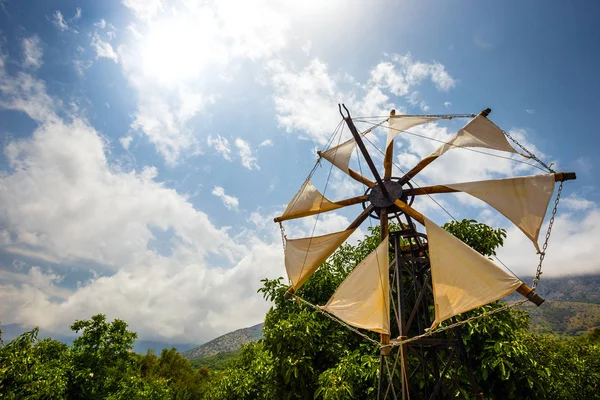 Molinos de viento de estilo antiguo utilizados como atracción turística en la meseta de Lasithi. Creta, Grecia —  Fotos de Stock