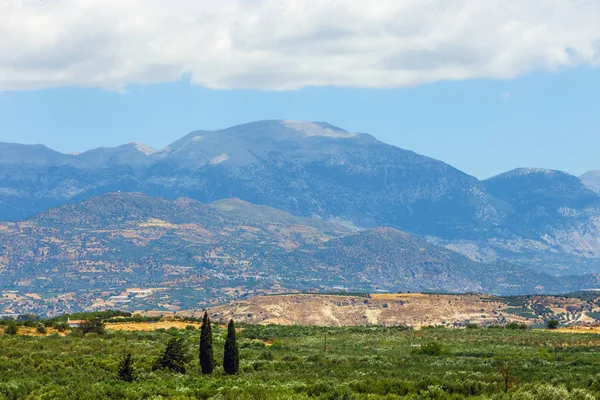 Hermoso paisaje de montaña con plantación de olivos, Isla de Creta, Grecia — Foto de Stock