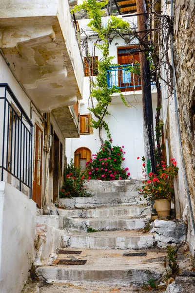 Rua estreita na aldeia de Kritsa perto de Agios Nikolaos, Creta, Grécia — Fotografia de Stock