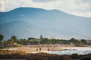Manzara güzel sahilini sırasında sunset yakınında Malia, Crete, Yunanistan