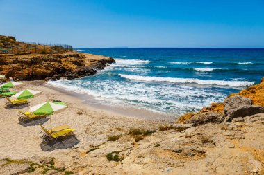 Manzara güzel sahilini sırasında sunset yakınında Malia, Crete, Yunanistan