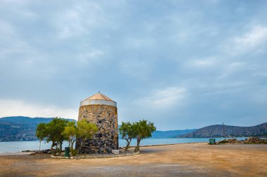 Kalydon Yarımadası Agios Nikolaos, Girit, Yunanistan yakınındaki antik yel değirmeni