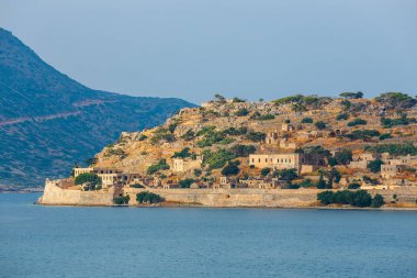 Spinalonga Island, Girit, Yunanistan Ortaçağ Kalesi antik kalıntıları görünümünü