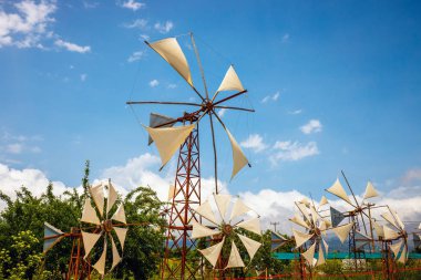 Lassithi Plato üzerinde turistik cazibe olarak kullanılan eski stil yel değirmenleri. Crete, Yunanistan