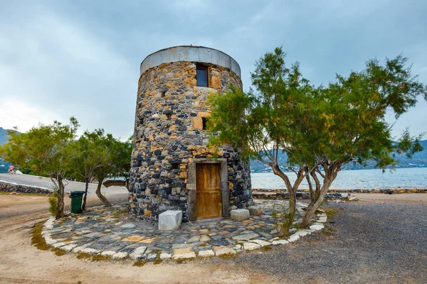 Moinho de vento antigo na Península de Kalydon perto de Agios Nikolaos, Creta, Grécia — Fotografia de Stock